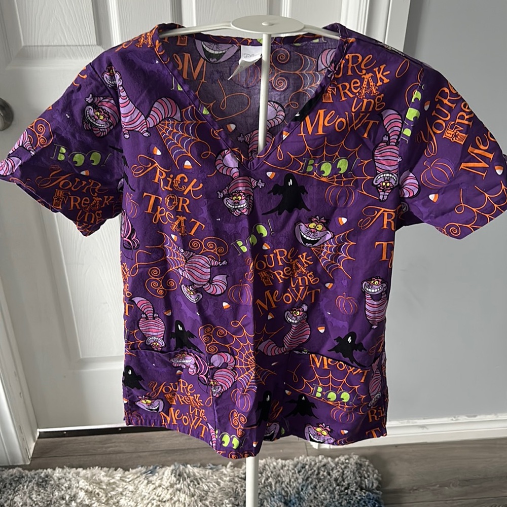 Disney XS Alice in wonderland Cheshire Cat scrub top Halloween